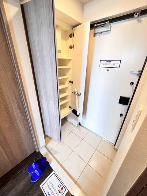 クレヴィアリグゼ日暮里の玄関