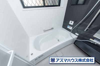 【浴室】 | 堺市北区金岡町　中古戸建 | 1日の疲れを癒す浴室は、ゆったり1坪タイプ！小さなお子様やご年配の方にも安心のベンチバス仕様です。