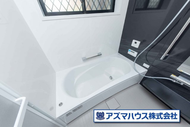 【浴室】 | 堺市北区金岡町　中古戸建 | 1日の疲れを癒す浴室は、ゆったり1坪タイプ！小さなお子様やご年配の方にも安心のベンチバス仕様です。