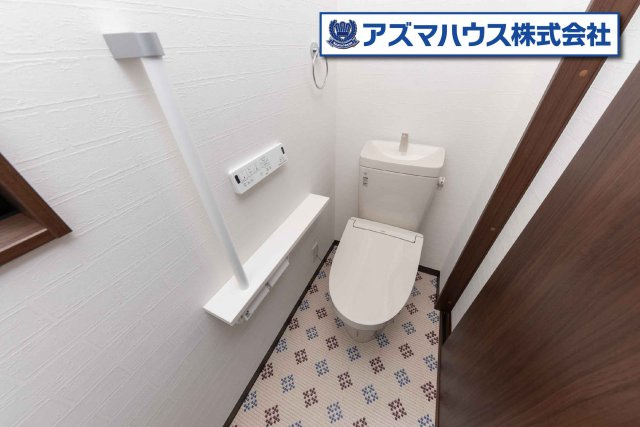 【トイレ】 | 堺市北区金岡町　中古戸建 | 冬の寒い時期でも快適な温水洗浄便座付のトイレ！汚れた時にはサッと拭けて衛生的です。
