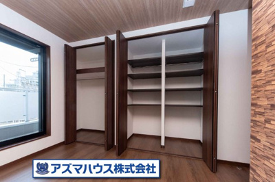 【収納】 | 堺市北区金岡町　中古戸建 | 7.8帖の主寝室には、ダブルクローゼット付き！衣類や小物などをまとめて収納でき、居住空間スッキリ。