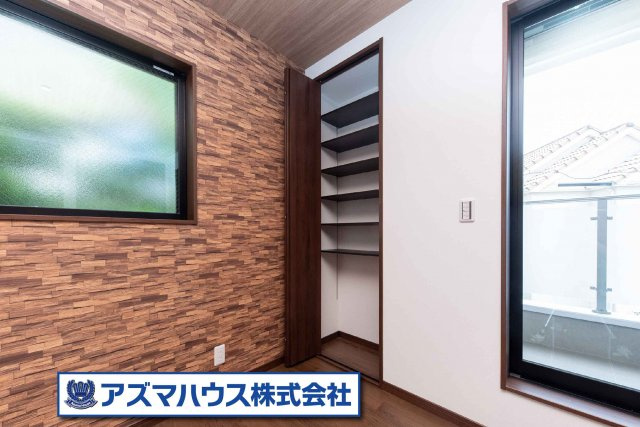 【収納】 | 堺市北区金岡町　中古戸建 | 主寝室にはクローゼットに加え、用途に合わせて幅を調節できる可動棚付きの収納をご用意！