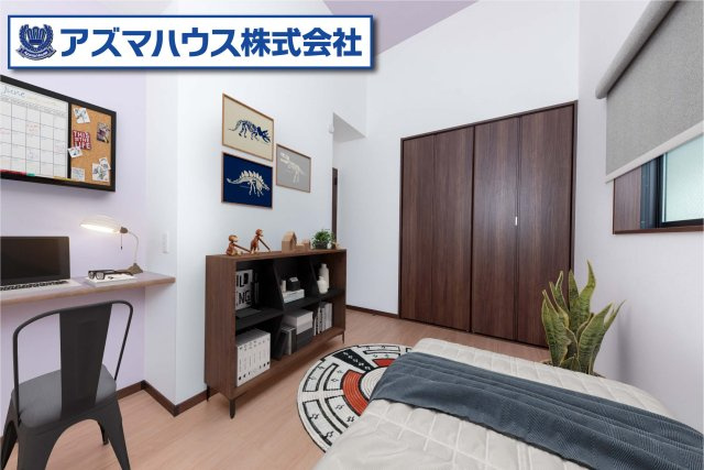 【洋室】 | 堺市北区金岡町　中古戸建 | 5.6帖洋室のカウンタースペース！壁を向いての作業は集中しやすいのもうれしいポイント。※実際の室内写真にCGで家具インテリア等を配置しております。