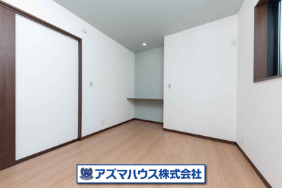 【収納】 | 堺市北区金岡町　中古戸建 | 5.6帖の納戸は、書斎や趣味スペース、お子様のプレイルームなど多目的にご使用いただけます。