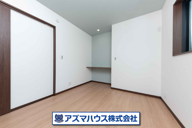 【収納】 | 堺市北区金岡町　中古戸建 | 5.6帖の納戸は、書斎や趣味スペース、お子様のプレイルームなど多目的にご使用いただけます。