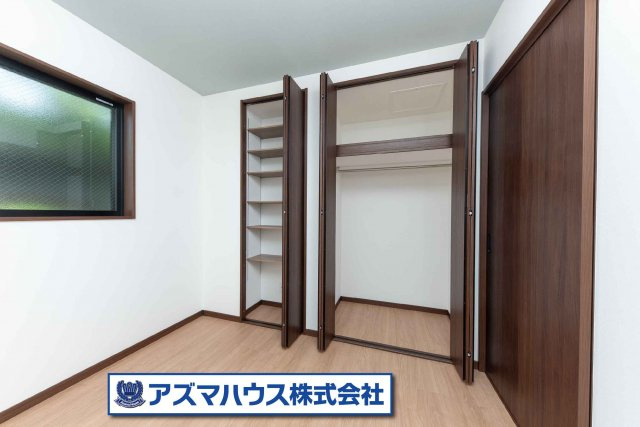 【収納】 | 堺市北区金岡町　中古戸建 | 5.6帖納戸には、クローゼットと可動棚付き！お子様の成長と共に物が増えても安心ですね。