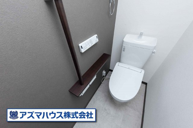 【トイレ】 | 堺市北区金岡町　中古戸建 | 各階にトイレがあるので、朝の慌ただしい時間も安心！手すりを設置し、老後のことにも配慮した設計です。