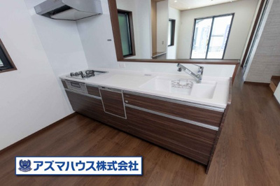 【キッチン】 | 堺市北区金岡町　中古戸建 | 対面式キッチンで、お子様の遊ぶ姿を見守りながら料理が可能！お子様も安心してリビングで遊べますね。
