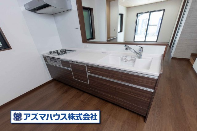 【キッチン】 | 堺市北区金岡町　中古戸建 | 対面式キッチンで、お子様の遊ぶ姿を見守りながら料理が可能！お子様も安心してリビングで遊べますね。