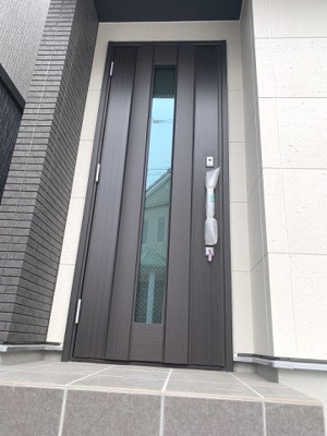 【玄関】 | 堺市北区金岡町　中古戸建 | 玄関ポーチ付きですので、雨の日でも傘を差さずに鍵の開閉ができます。