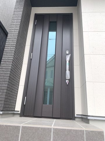 【玄関】 | 堺市北区金岡町　中古戸建 | 玄関ポーチ付きですので、雨の日でも傘を差さずに鍵の開閉ができます。