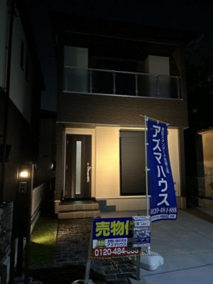 【外観】 | 堺市北区金岡町　中古戸建 | アッパーライトで照らし出された外観。ライトの明かりで演出しつつ、防犯面でも安心できますね。