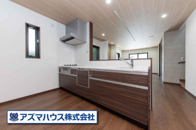 【キッチン】 | 堺市北区金岡町　中古戸建 | 食洗機搭載で洗浄から乾燥までワンタッチ！耐久性・耐熱性に優れたガラストップコンロを採用しています。
