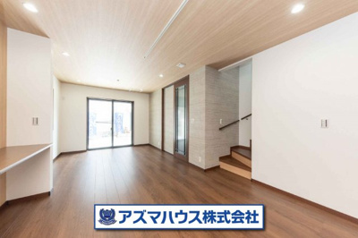 【居間・リビング】 | 堺市北区金岡町　中古戸建 | リビングには、お子様のスタディコーナーやテレワークにも便利なカウンタースペースをご用意！
