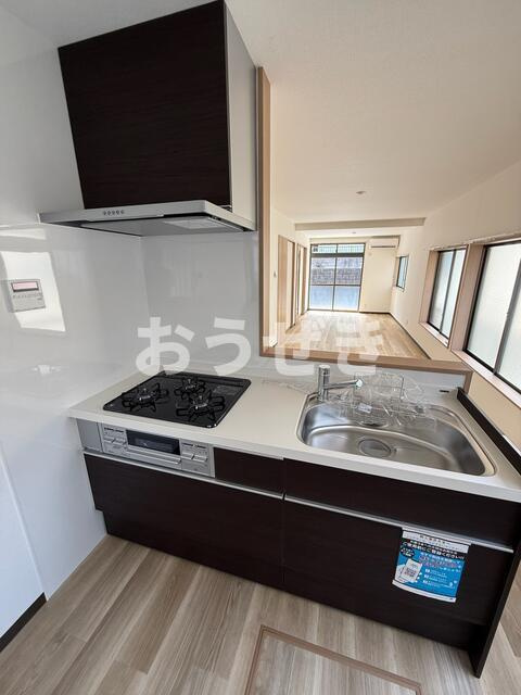永田南１丁目戸建のキッチン|３口ガスコンロ
