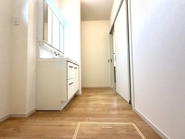 越谷市蒲生１７期ケイアイグレイス　新築戸建の脱衣所|リネン類や洗剤の保管に便利な収納スペース付き。脱衣所をいつでもスッキリ保てます。
