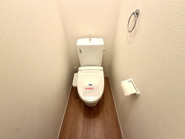 越谷市蒲生１７期ケイアイグレイス　新築戸建のトイレ|ペーパー類や清掃用品をすっきり隠せる収納スペースを備えた快適なトイレです。