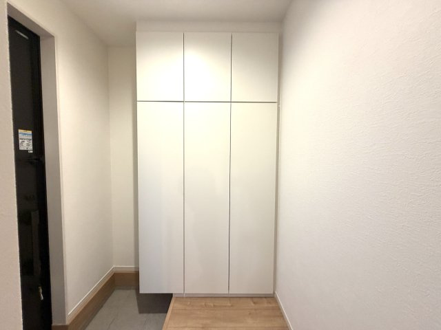 越谷市蒲生１７期ケイアイグレイス　新築戸建の玄関|家族全員の靴をまとめて収める大容量設計。玄関の生活感をしっかり隠して綺麗な空間を保ちます。