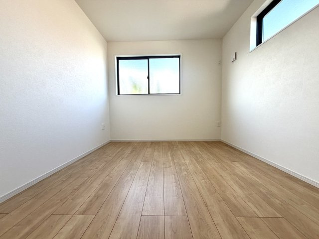 越谷市蒲生１７期ケイアイグレイス　新築戸建の洋室|統一感のあるナチュラルな内装デザイン。年齢や好みを問わず、長く心地よく使えるお部屋です。