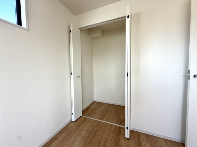 越谷市蒲生１７期ケイアイグレイス　新築戸建の収納|服をたくさん掛けられるクローゼット付き。お部屋のスペースを有効活用できます。
