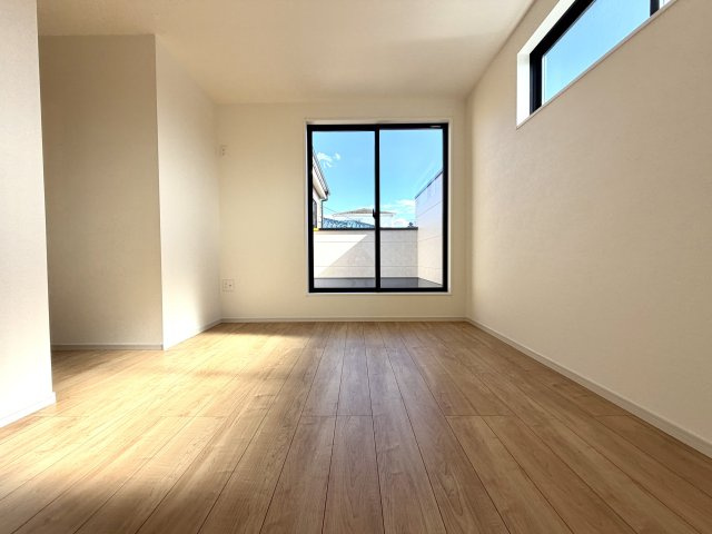越谷市蒲生１７期ケイアイグレイス　新築戸建の洋室|リビングから少し離れた静かな洋室。夜も周囲の音を気にせず、ゆっくりと休むことができる寝室です。