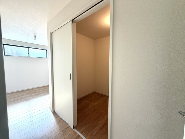 越谷市蒲生１７期ケイアイグレイス　新築戸建の収納|天井近くまで高さを活かした大容量の収納スペース。かさばる布団や衣類ケースもまとめて収まります。