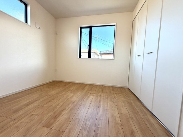 越谷市蒲生１７期ケイアイグレイス　新築戸建の洋室|木目の温もりが感じられるフローリング仕様。素足でも心地よく過ごせる快適な居室空間です。
