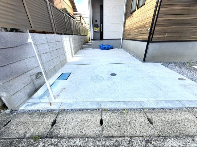 越谷市蒲生１７期ケイアイグレイス　新築戸建の駐車場|敷地内に自家用車1台分の駐車スペースを確保。玄関までの動線もスムーズで雨の日も快適です。