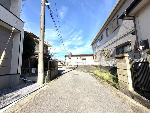 越谷市蒲生１７期ケイアイグレイス　新築戸建の前面道路含む現地写真|周囲の街並みとなじむ綺麗な前面道路。交通による騒音が少なく、夜間も落ち着いてお過ごしいただけます。