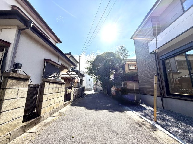越谷市蒲生１７期ケイアイグレイス　新築戸建の前面道路含む現地写真|前面道路から直感的に敷地へアクセスできるわかりやすい配置。車の出入りや荷物の搬入もスムーズです。