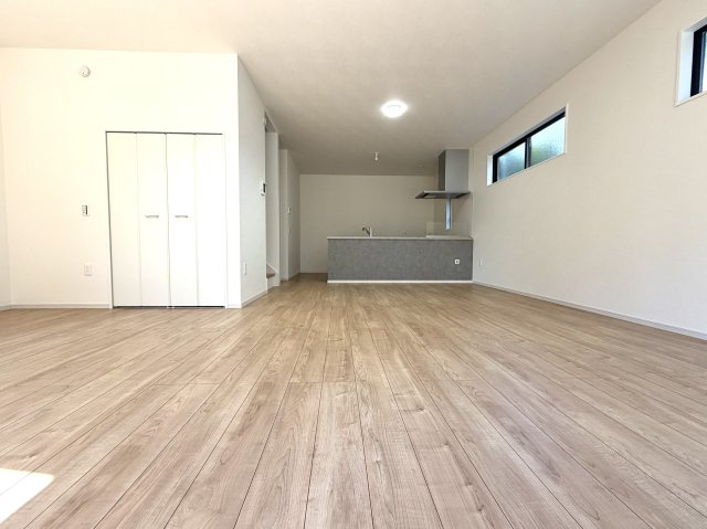 越谷市蒲生１７期ケイアイグレイス　新築戸建の居間・リビング|大きなテレビやL字ソファーもすっきり置けるリビング空間。映画鑑賞や家族のだんらんにぴったりです。