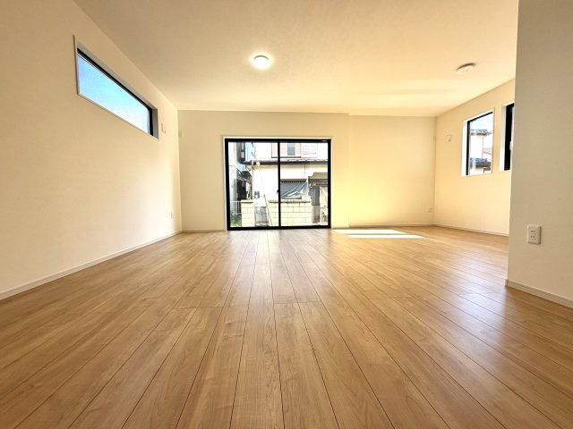 越谷市蒲生１７期ケイアイグレイス　新築戸建の居間・リビング|落ち着いた雰囲気の居心地の良いリビング。大きな窓から明るい光が広がるゆとりの空間です。