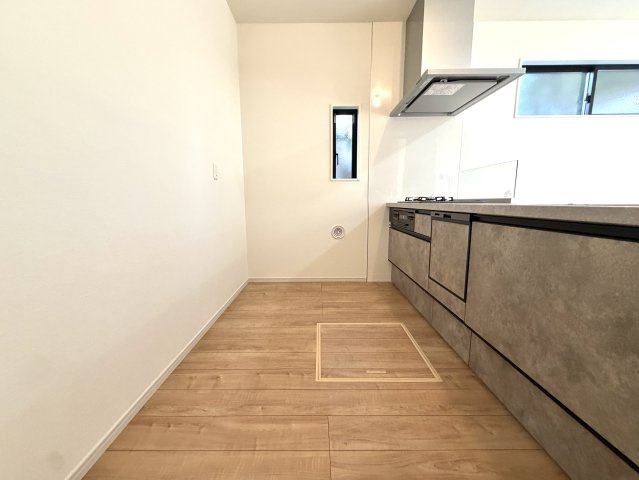 越谷市蒲生１７期ケイアイグレイス　新築戸建のキッチン|移動がしやすく家事動線に優れたキッチンスペース。スムーズに料理や後片付けがこなせます。