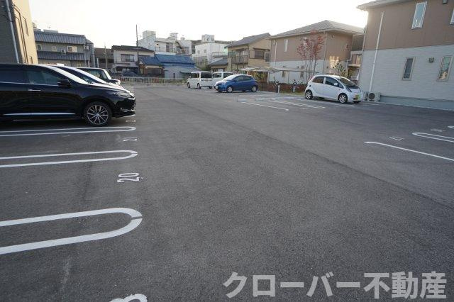 シャーメゾン仏生山 A棟の駐車場