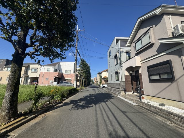 江戸川区西一之江３丁目条件無し売地【全11区画】の周辺|ゆとりある幅員約8.5mの公道に面し、開放感のある街並み。車の出入りもしやすく、毎日の暮らしに嬉しい道路環境です。