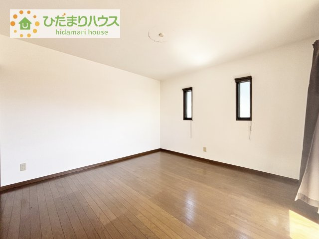 【寝室】 | 守谷市薬師台2丁目　中古戸建 | 広めの主寝室は、ベッドの他にもパソコンデスクやドレッサーなども置けちゃいます(*^-^*)