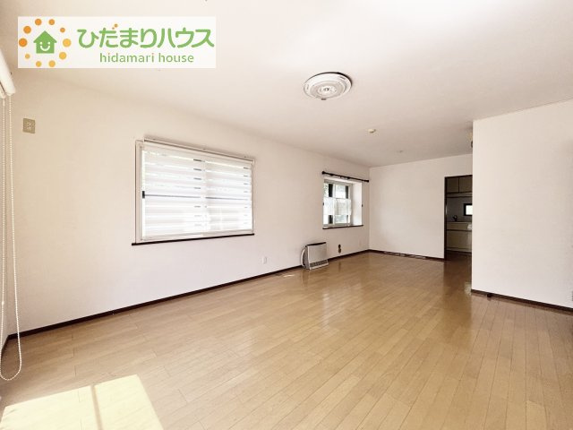 【居間・リビング】 | 守谷市薬師台2丁目　中古戸建 | 家族だんらんで、笑顔のたえない時間も増えそうな広々としたLDKが魅力です(^^)/
LDKは床暖房付きで冬でも快適に暮らせます♪