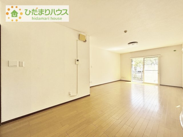 【居間・リビング】 | 守谷市薬師台2丁目　中古戸建 | 南に面した大きな窓から差し込む光で日中は電気いらず♪
インプラス(内窓)付きで断熱・遮音効果をアップさせています！！