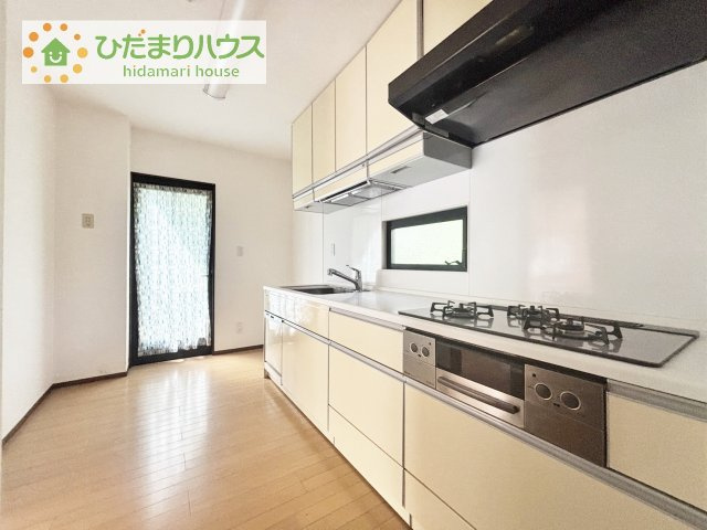 【キッチン】 | 守谷市薬師台2丁目　中古戸建 | 3口コンロと食洗器、収納も豊富なキッチンで、ママの毎日のお料理もはかどります☆