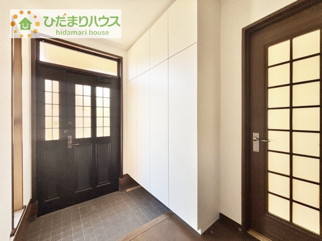 【玄関】 | 守谷市薬師台2丁目　中古戸建 | 使い勝手の良い大きなシューズボックス☆乱雑になりがちな玄関をスッキリ見せてくれます！