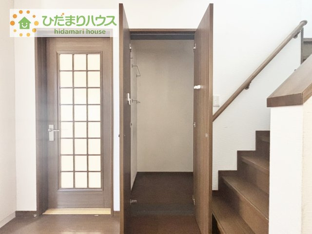 【収納】 | 守谷市薬師台2丁目　中古戸建 | 便利な廊下収納があるので掃除機や買いだめする洗面所用品はもちろん、箱買いしたペットボトルまでしまえます(^^)
