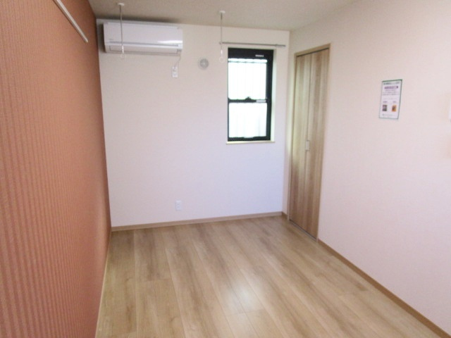 ＲＯＷ　ＨＯＵＳＥ王子本町の居間・リビング|アクセントクロス採用の居室。