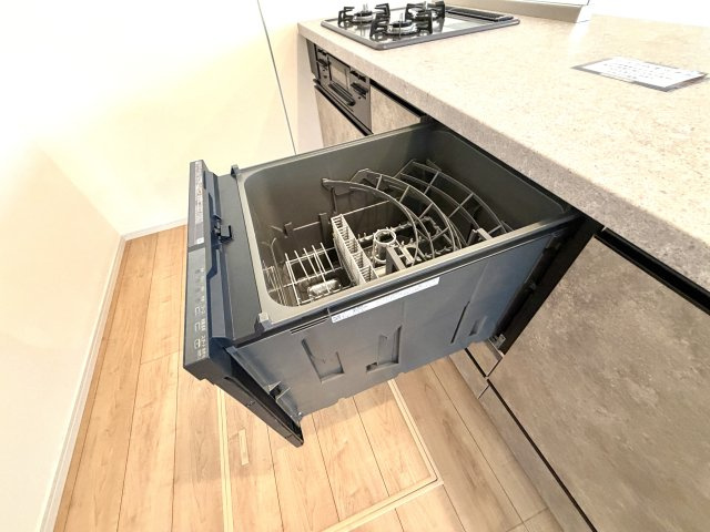 越谷市蒲生東町１６期ケイアイグレイス　新築戸建てのキッチン|食洗器を標準装備したキッチンです。家事の負担を軽減し、家族との時間を増やせます。