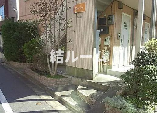 豊島区千早２丁目のアパートのエントランス