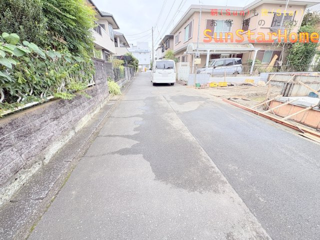 【サンスターホーム】あきる野市小川東1丁目　新築戸建1邸の前面道路含む現地写真