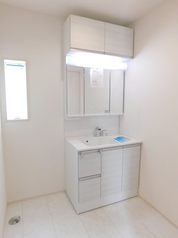 名古屋市南区砂口町の新築一戸建の独立洗面台|◇洗面室◇　　吊戸付き三面鏡シャンプードレッサー　床下収納庫