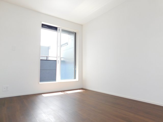 名古屋市南区砂口町の新築一戸建の洋室|◇洋室◇　　南面で明るい洋室６．０帖　全居室収納完備！　バルコニー付き♪
