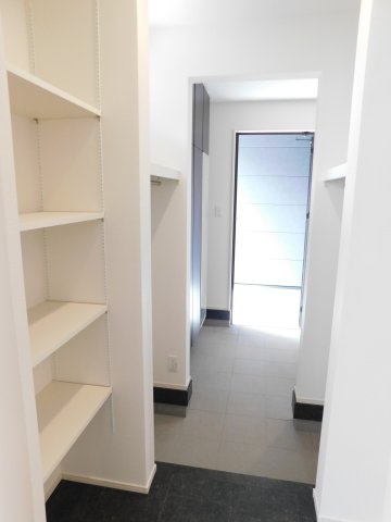 名古屋市南区砂口町の新築一戸建の収納|◇土間収納◇　　上着や帽子などが片付き、外出や帰宅時の用意がスムーズに行えます♪　ベビーカーやアウトドア用品なども収納できます！