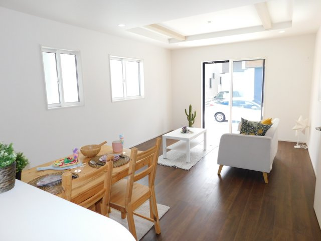 名古屋市南区砂口町の新築一戸建の居間・リビング|◇リビング◇　　南面で明るいリビング１７．０帖　インテリアが映えるワイドリビング♪