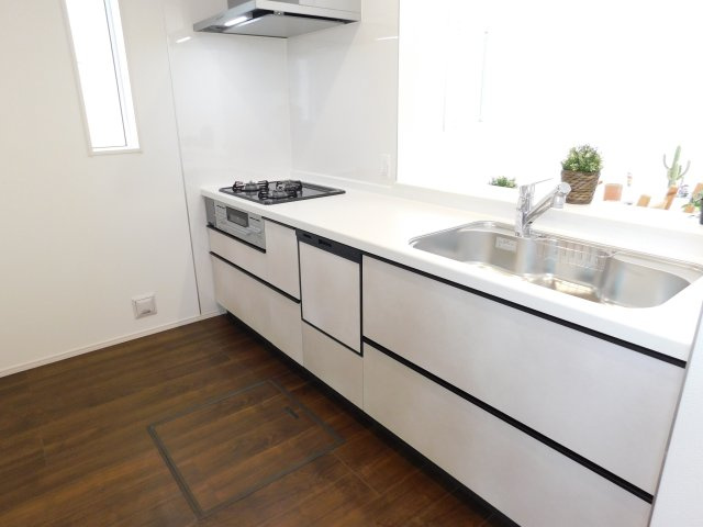 名古屋市南区砂口町の新築一戸建のキッチン|◇キッチン◇　　対面キッチン・人工大理石天板システムキッチン・食洗機・浄水機能付ハンドシャワー・静音仕様シンク・薄型換気扇・スローインクローズレール・床下収納庫